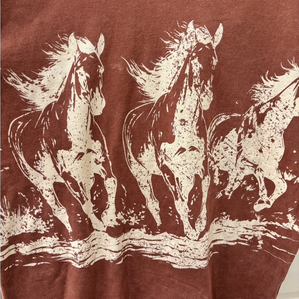 NWT Messy Bun Just Chillin Wild horses Graphic T-Shirt - XS - Picture 2 of 7